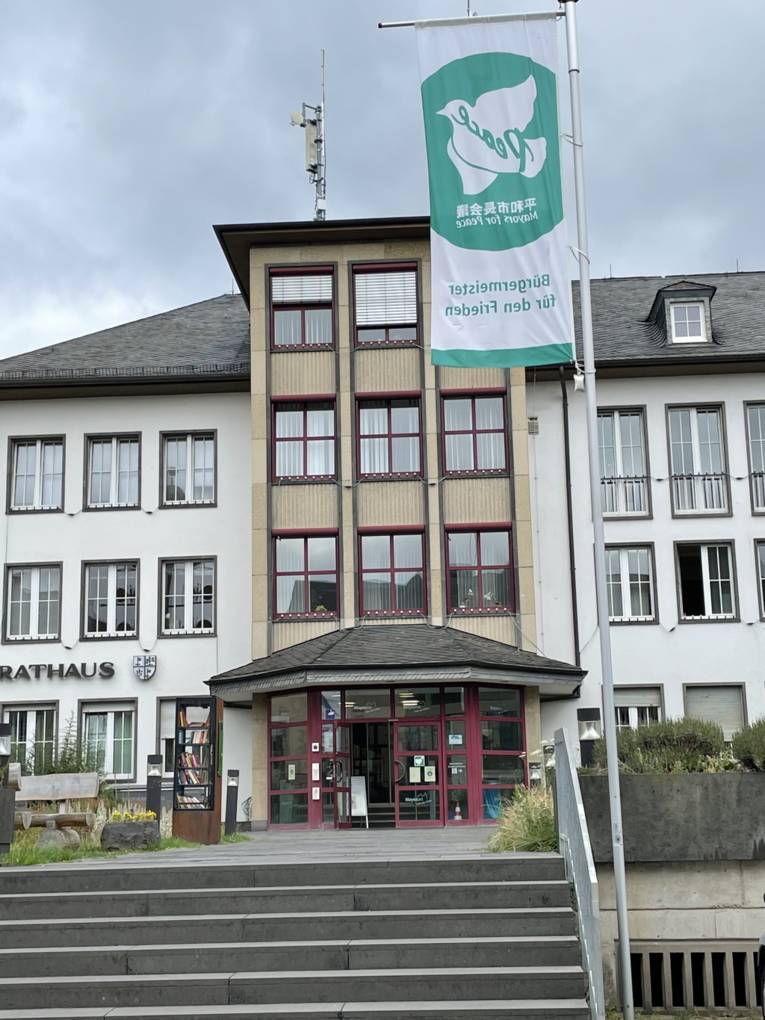 Die mayors-for-Peace-Flagge vor dem Rathaus in Mayen (Rheinland-Pfalz).